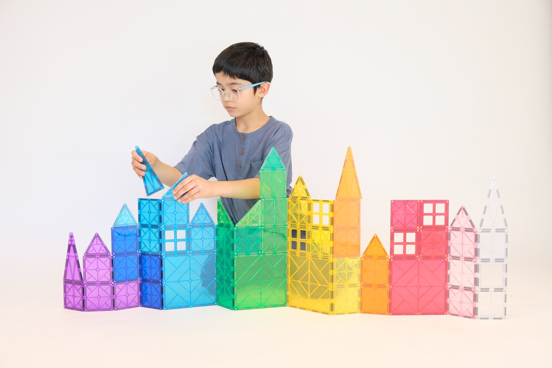 Niño jugando con Imanix Classic — sistema de bloques magnéticos